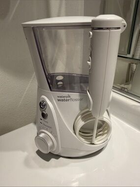 Waterpik water flosser
Working condition
Comes with what is pictured only